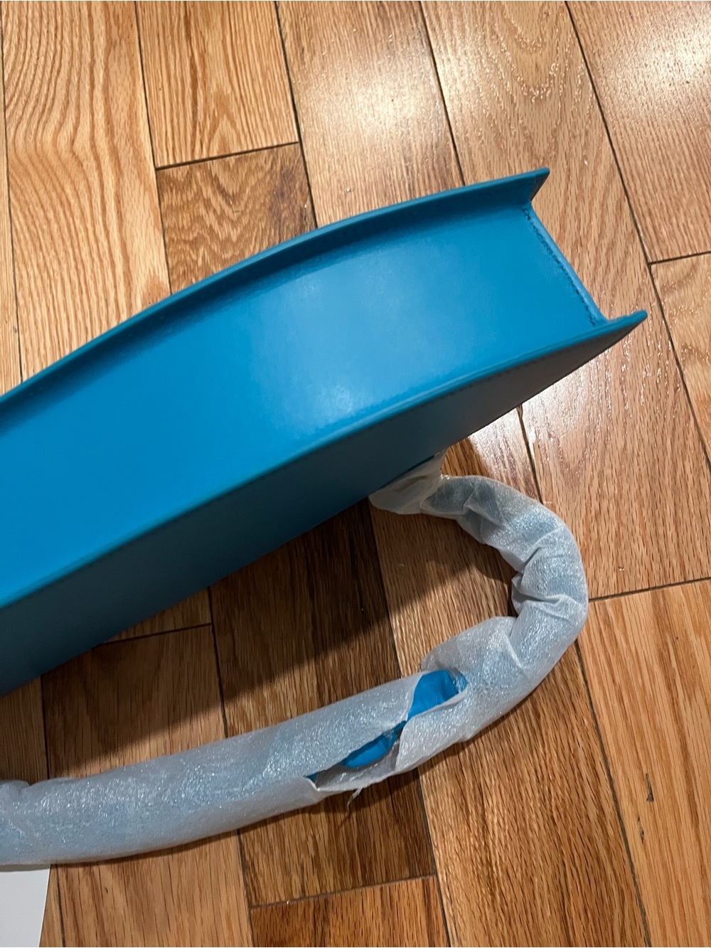 JACQUEMUS
Smooth Calfskin La Vague Turquoise - Picture 9 of 10